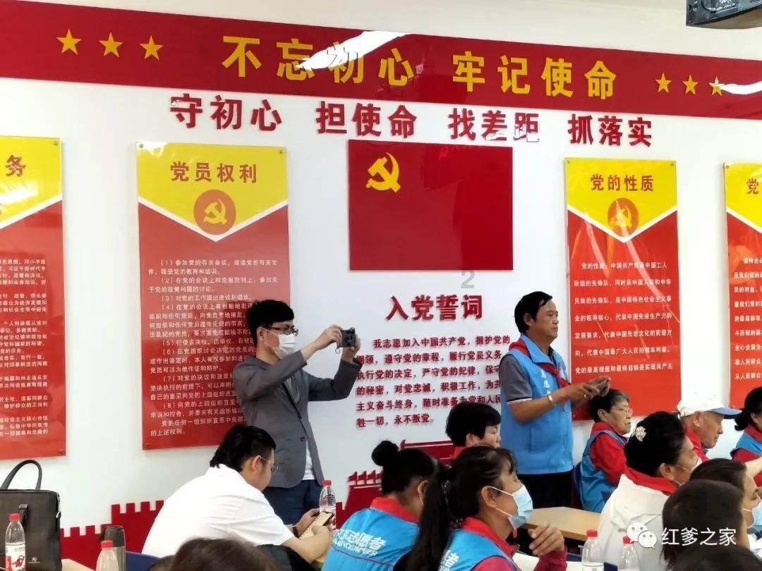 倾倒垃圾阻塞高速公路 法国农民怒火蔓延